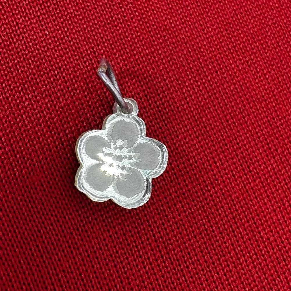 Small Yellowish Green Mirrored Flower Charm‎